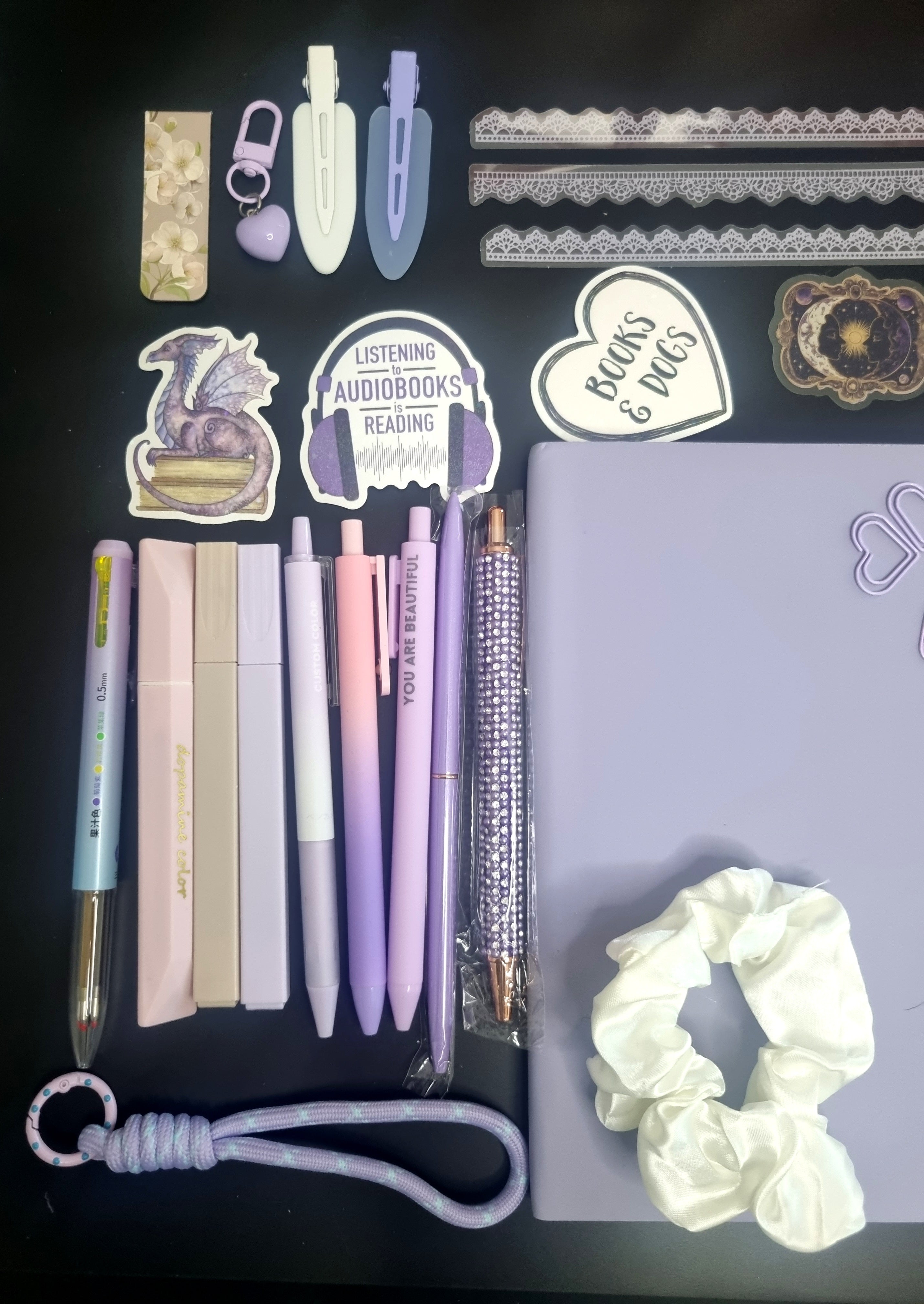 Estetyczny zestaw do scrapbookingu w kolorze fioletowym.